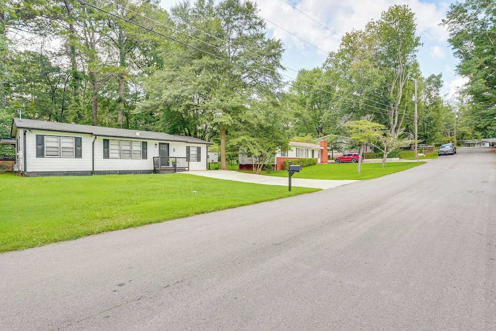 5 Mi to Town: Pet-friendly Retreat in Marietta!