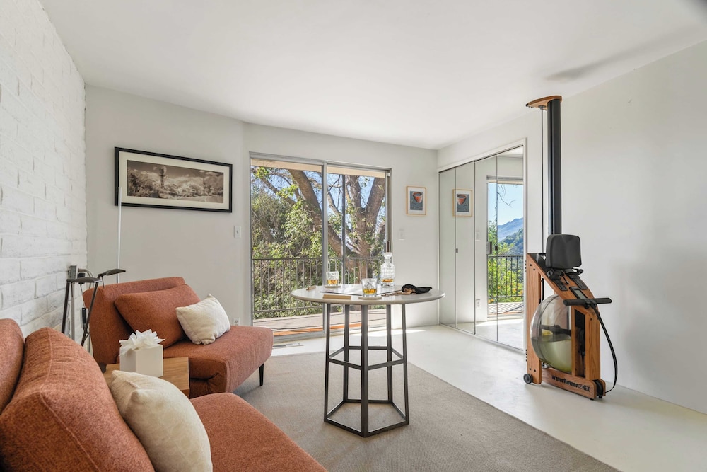 Sleeps 10, Luxe 2 Homes Malibu Hills Retreat Cielo Estate by Avantstay