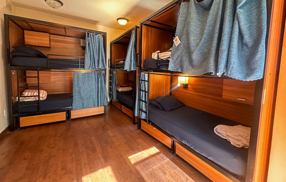 International Travelers House Hostel \- Downtown San Diego Little Italy.