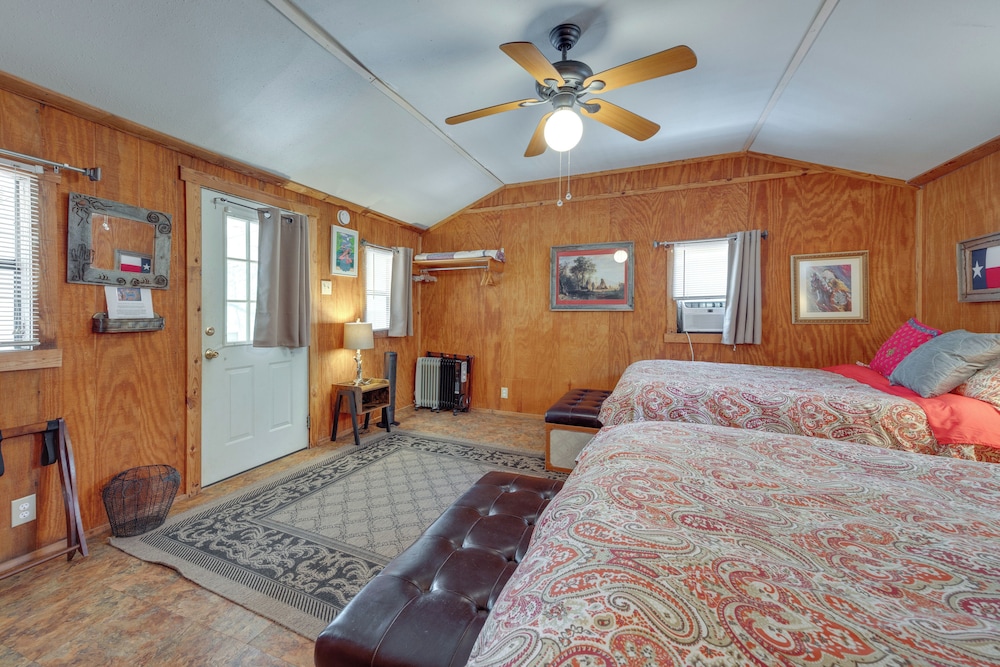 Charming Canyon Lake Cottage w/ Pool BBQ Pit! - Property Image 26