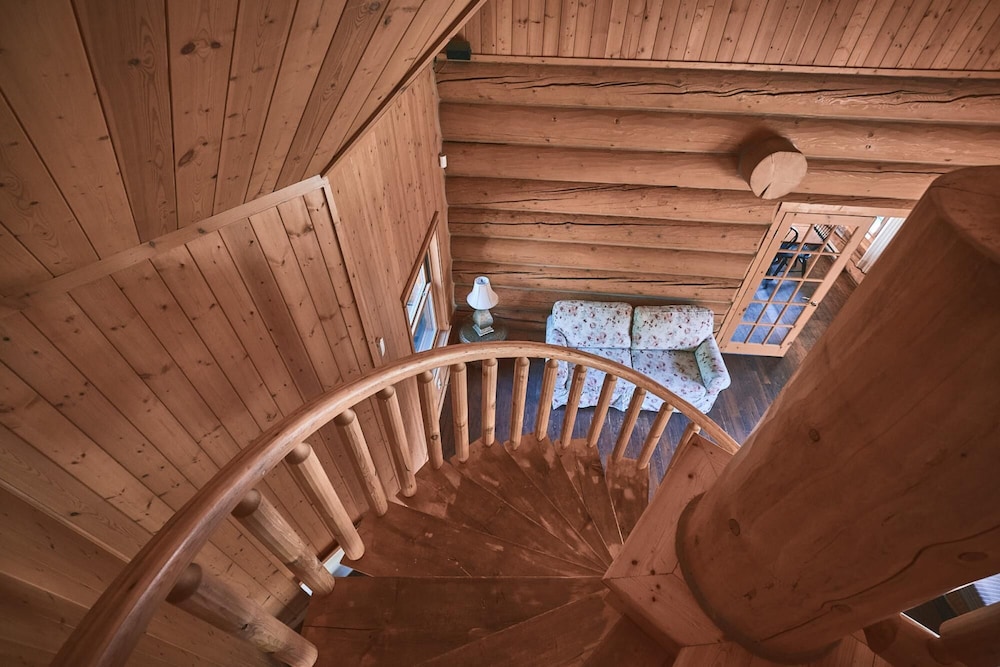 Executive Plus 44 - Majestic log Chalet With hot tub Sauna Heated Pool and Close to Activities