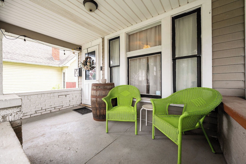 Spacious Duplex for 14 in Downtown