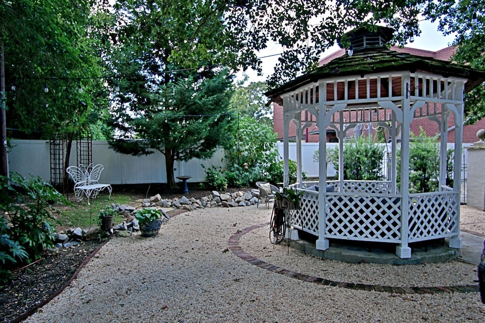 Chesnut Cottage Inn