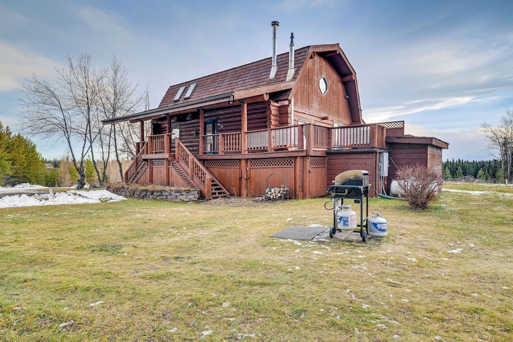 < 1 Mi to Kenai River: Spacious Cabin w/ Deck!