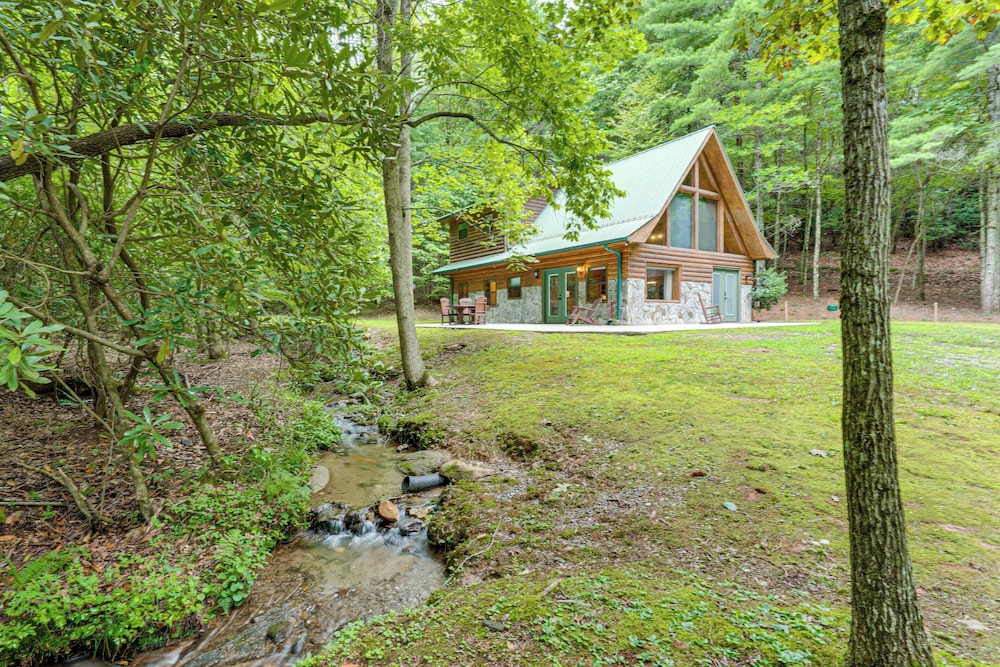 Hike, Fish & More: Cozy Cabin w/ Patio in Murphy!
