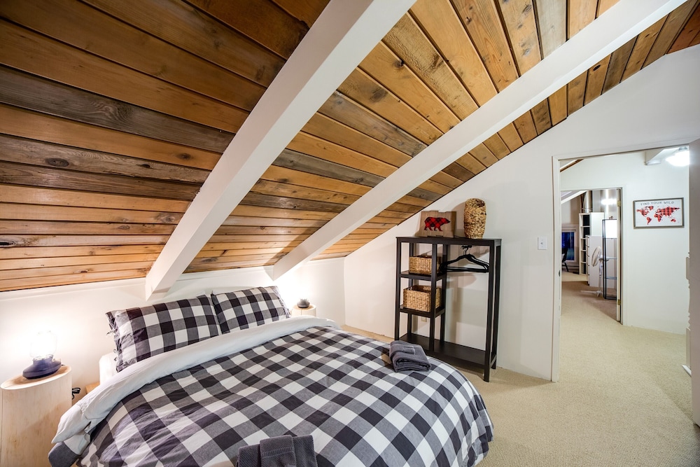 Snowline Cabin 66 - Hot Tub - Wi-fi - 3 Bedroom - Sleeps 10 view 4