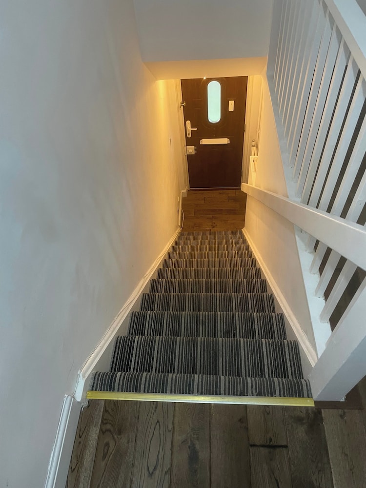 London Apartment - Sleeps 3-city Escape- Balcony