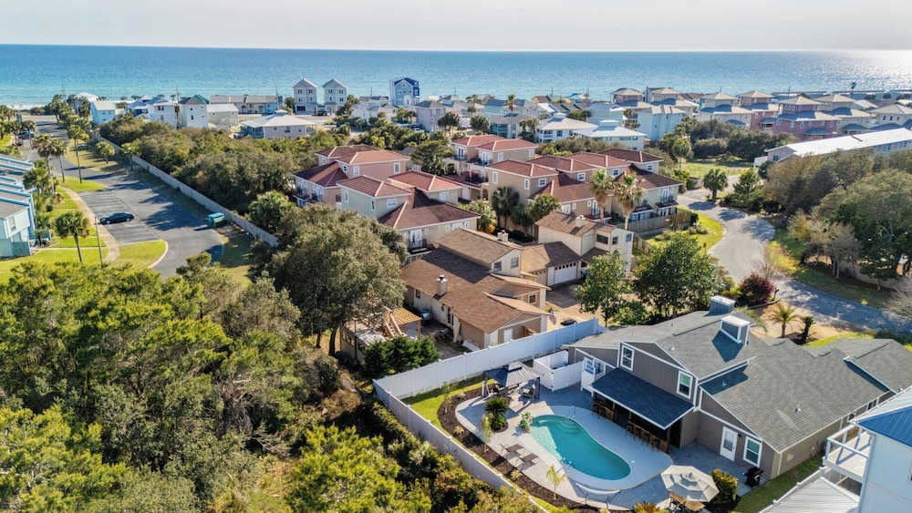 Spacious 3BR w/ Tiki Bar + Shared Pool Walk to Beach, Near 30A & Pier Park
