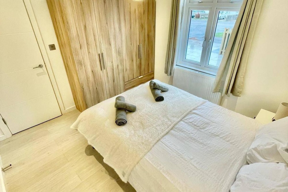 3 Bed Flat - Sleeps 6 - Parking - Wifi