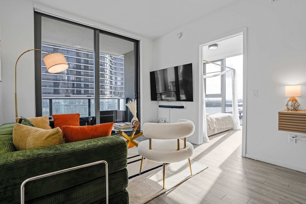 CBD Luxepad 2b2b With City Bay Views Gym Lounge
