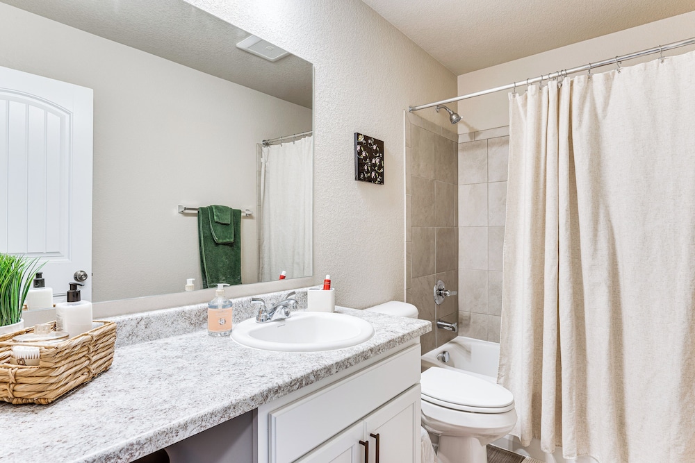 10 Mi to Fort Carson: Newly Built Townhome!