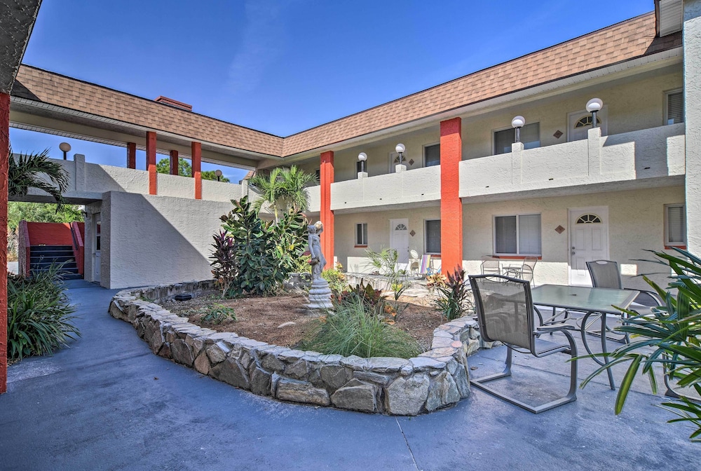 Sunny Indian Rocks Beach Condo: Steps to Gulf!