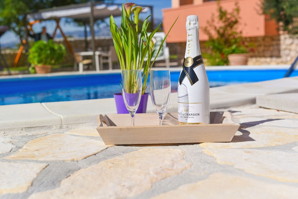 Pool & Wellness
