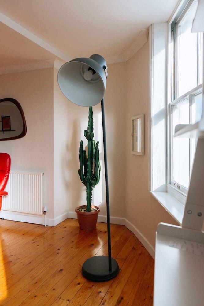 Bright 2BD Flat - 2 Mins to the Beach, Brighton! view 2