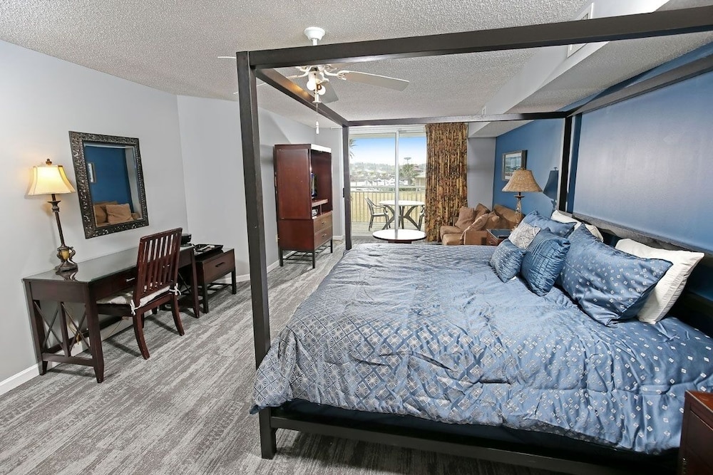 Yacht Club 2-704 4 Bedroom Condo