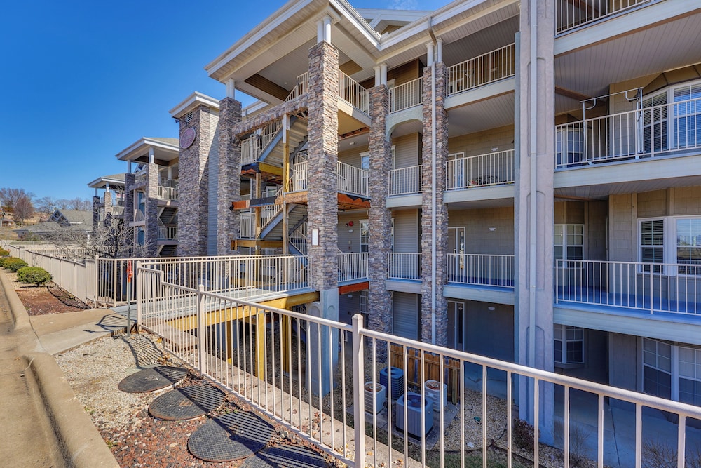 Walk to Branson Strip: Inviting Condo!