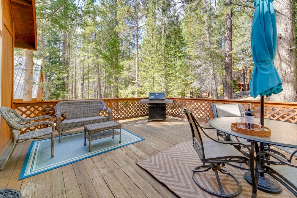 4 Mi to Downhill Ski Resort! Spacious Family Haven view 5