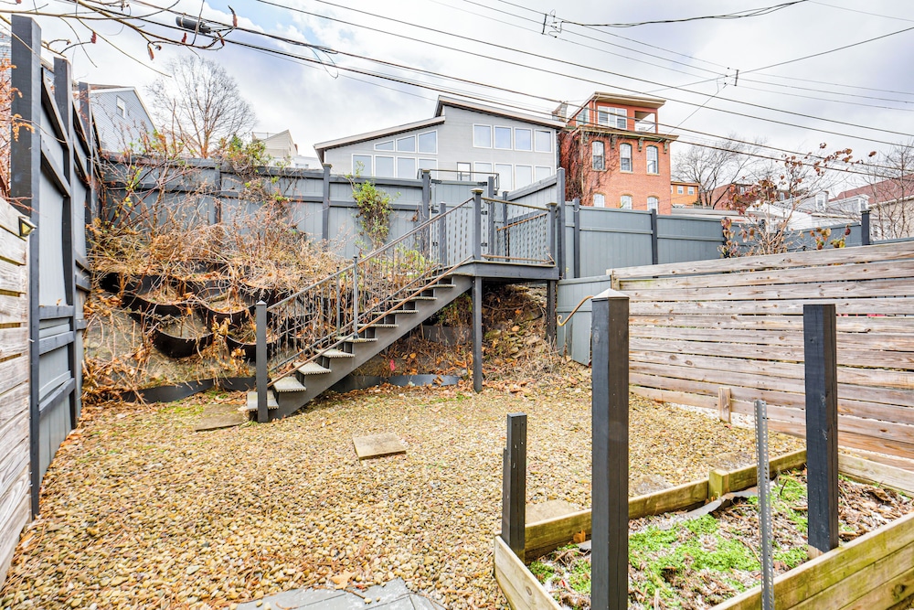 2 Mi to Market Sq! Row House w/ Dedicated Office