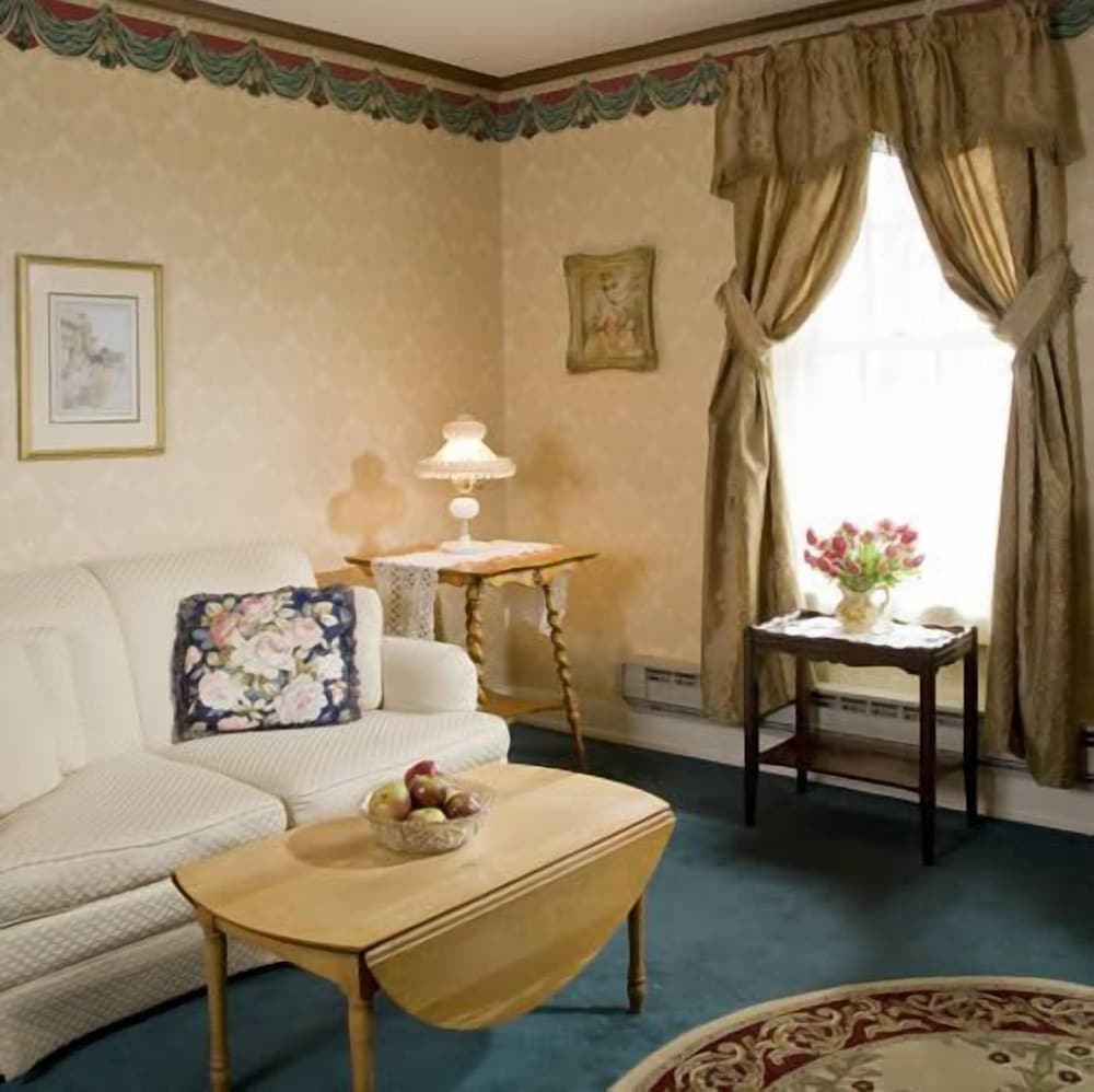 Crestmont Inn