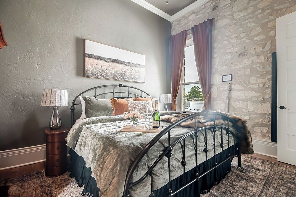 The Bank on Main St - Historic Luxury Suite W/rooftop Deck Overlooking Main Street