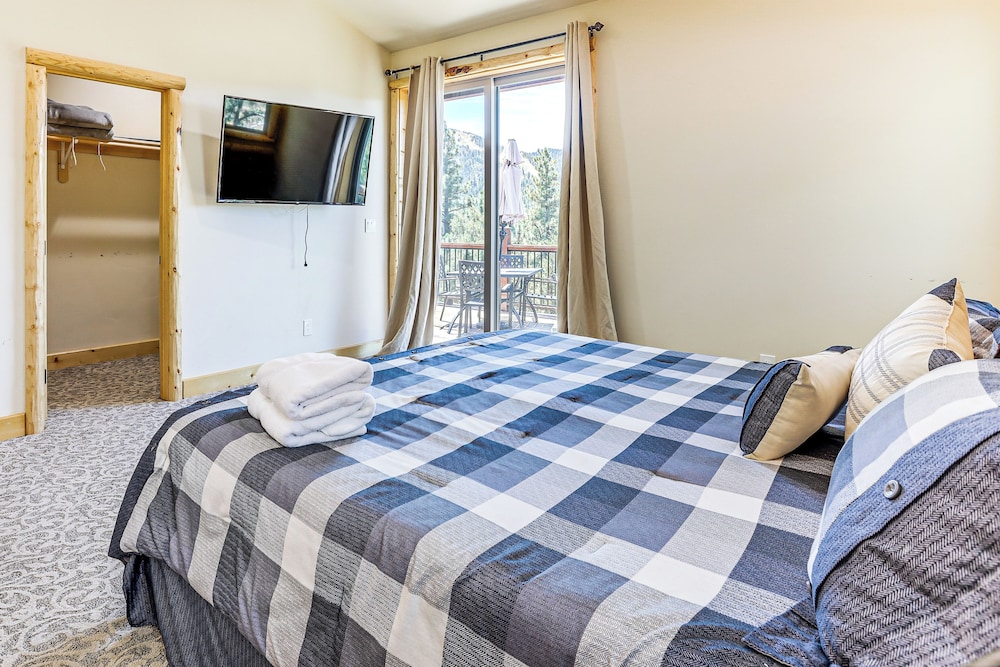 Hot Tub + Game Room: Mtn-view Retreat in Big Bear!