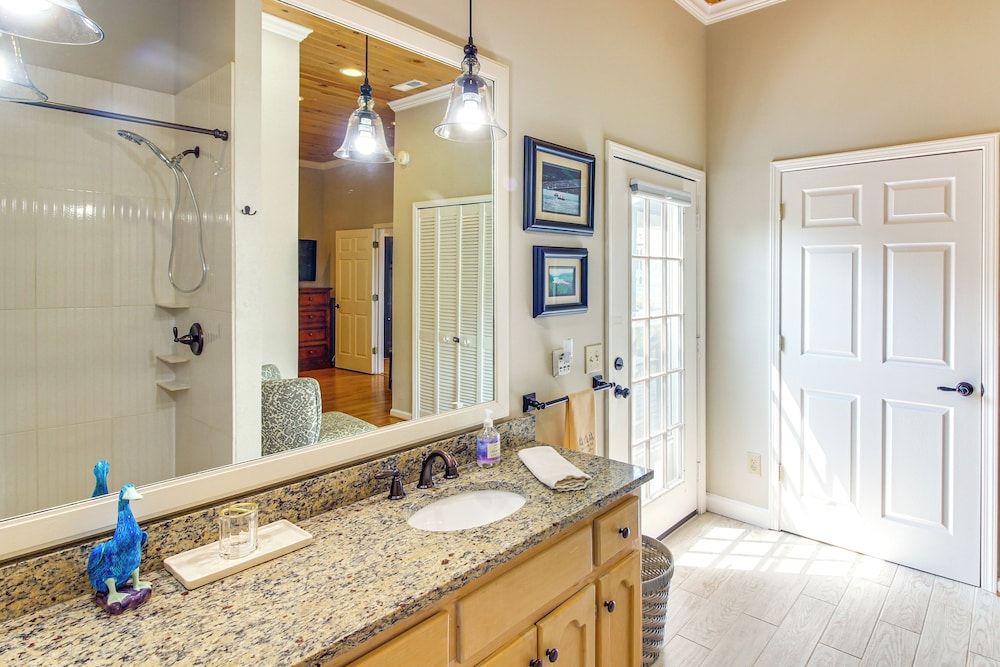 Walk to Marina: Center Hill Lake Family Home