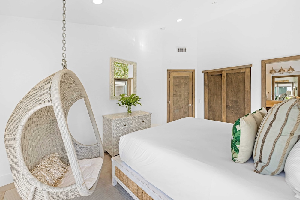 200 East Balboa Oceanview Rooftop Steps to Sand, Pier, Boardwalk & Dining