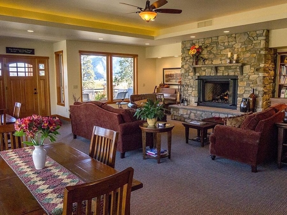 Cascade Valley Inn