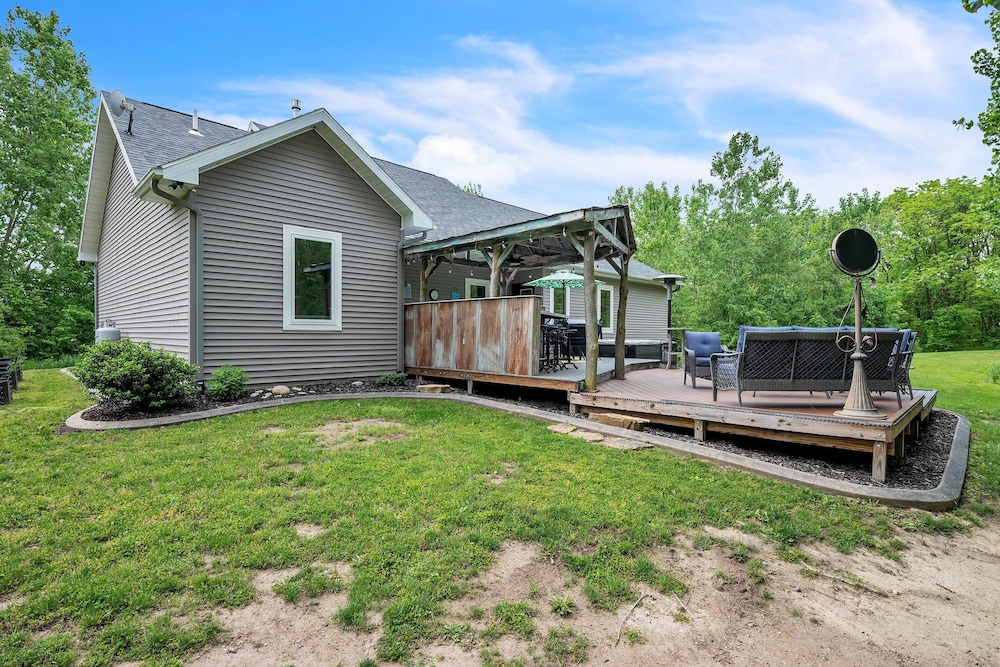 Lakeside Retreat With Hot Tub & Game Room 3 Bedroom Home