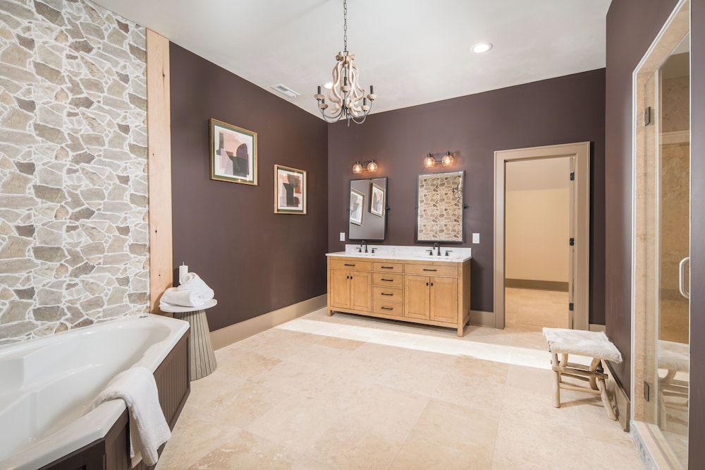 2 Mi to Beech Mtn Resort! 8,000-sq-ft Luxe Escape
