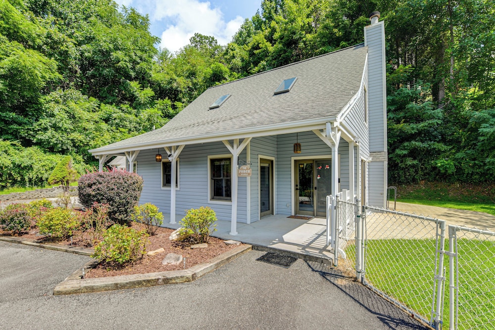 Ski, Hike & Fish: Mtn-view Maggie Valley Retreat