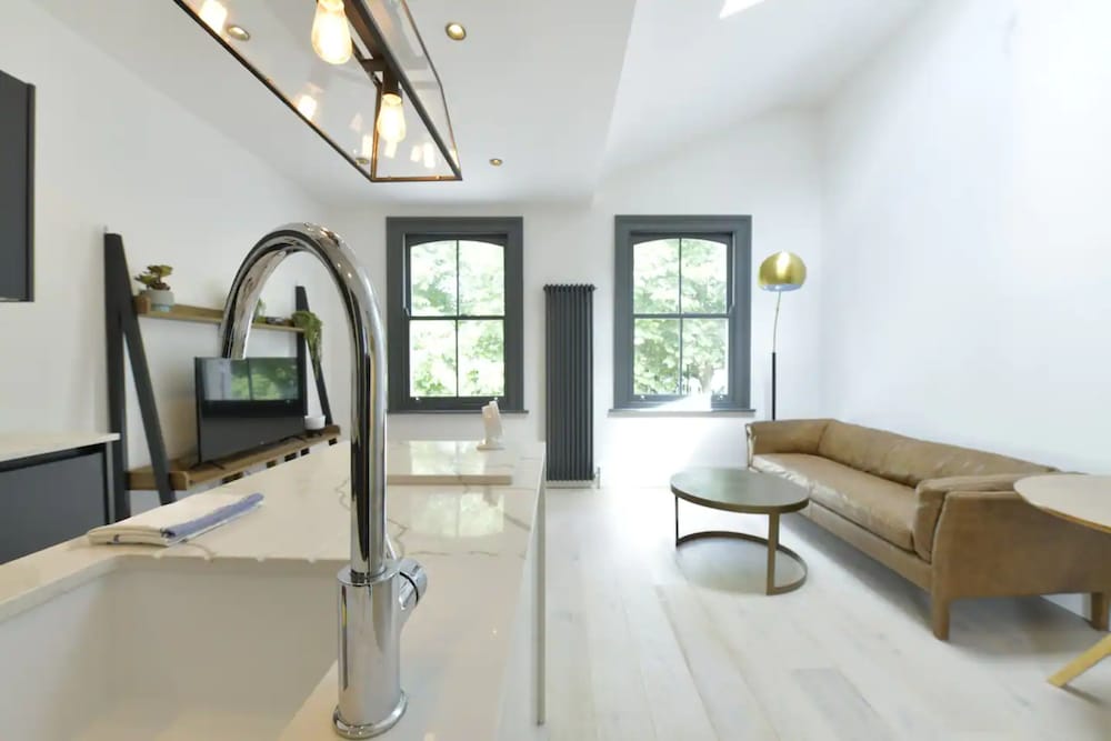 Contemporary 2 Bedroom Apartment on Columbia Road