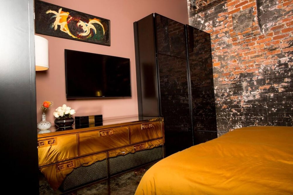 80 LEX 201 Exquisite Downtown Lodging