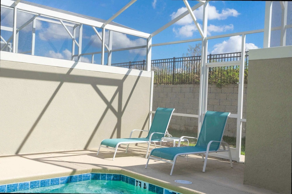 Stylish 4Bd w Lake View Pool Kids Themed Room