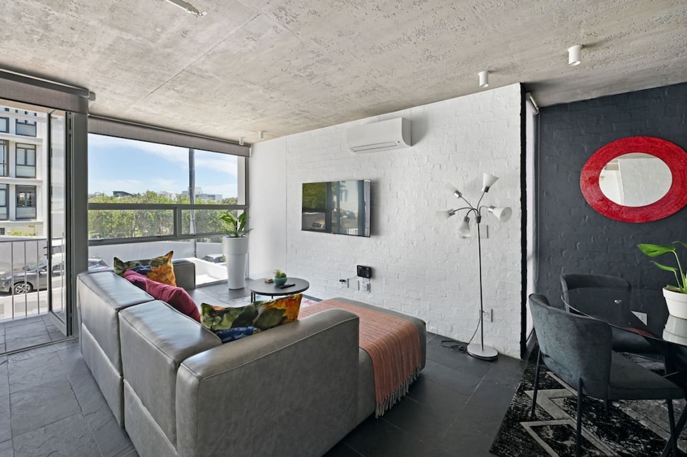Modern 2-bed Bantry Bay 100m to Beach Ocean Bliss