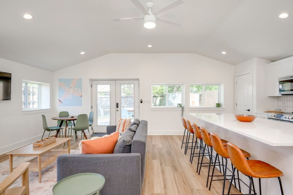 Modern 3 2 two Kings hot tub Fire pit 16min to Wine Trail Nearby Pickleball Courts Pools