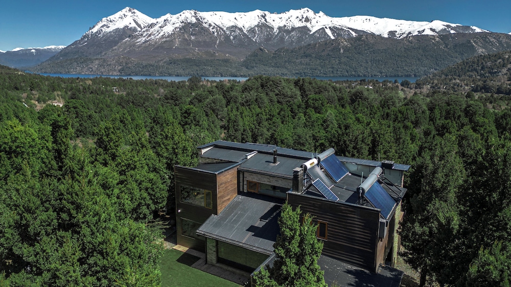Stunning 4-Bedroom House Large Garden and Pool H61 by Apartments Bariloche