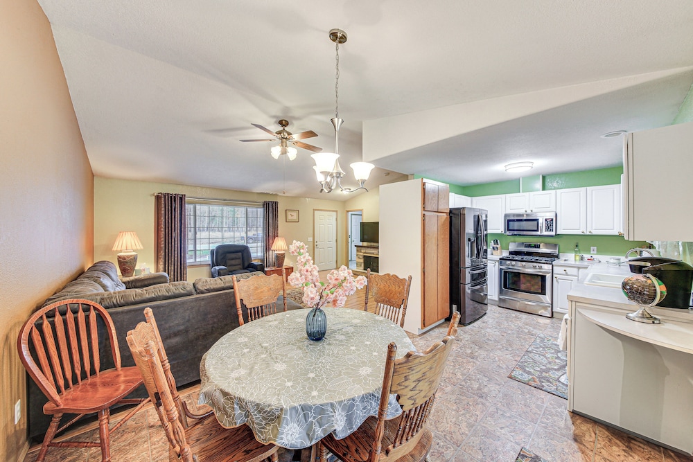 8 Mi to Bonners Ferry: Quiet Getaway w/ Patio