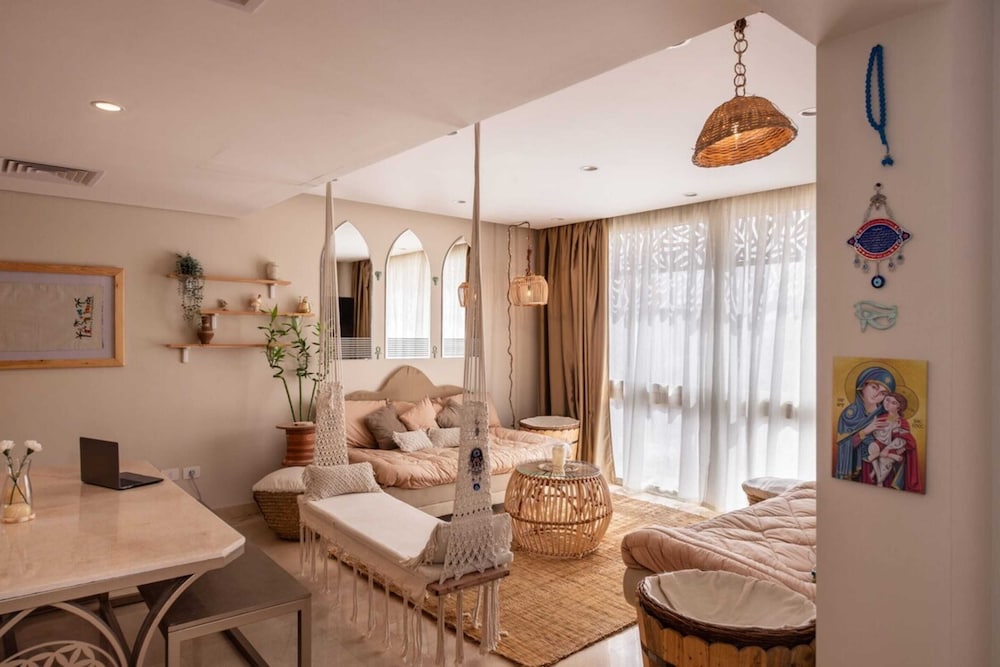 Xuru Stays I Exotic 1bdr w/ Outdoor Terrace Pool & Beach Access