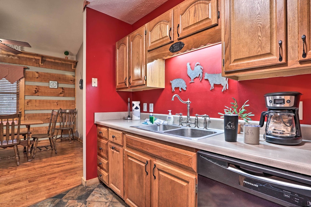 Pigeon Forge Cabin w/ Hot Tub, 12 Mi to Dollywood! view 4