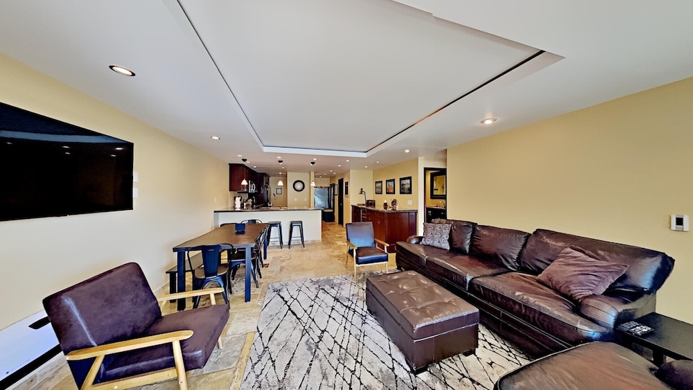 Gorgeous Remodeled Condo With Views Of Mammoth Mountain! by RedAwning