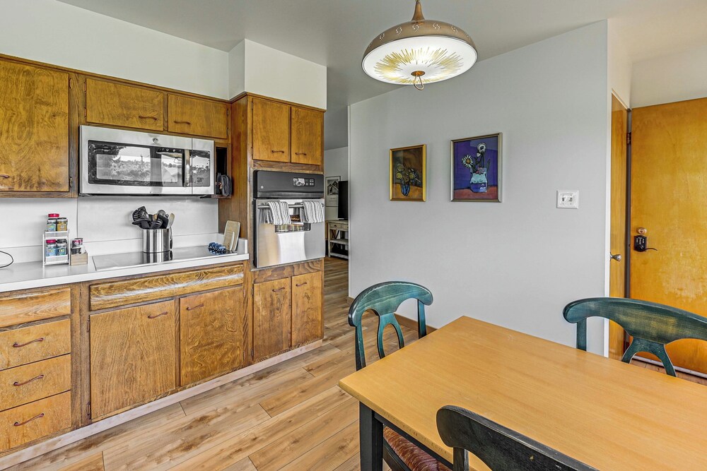 Walk to Flathead Lake: Airy Home w/ Mtn Views!