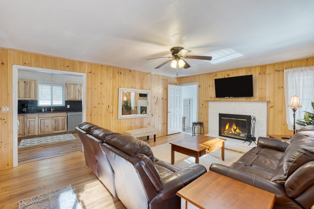 Creekside Haven Gatlinburg Escape by a Bubbling Creek Near Top Attractions