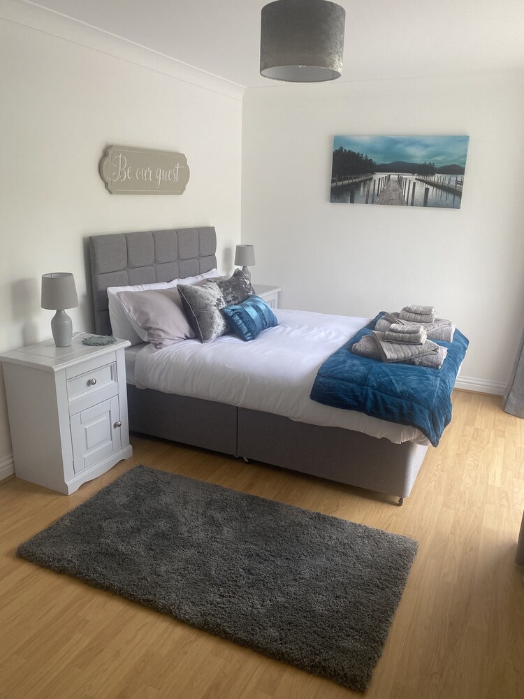 Beautiful 2 Bed Bungalow in Laugharne Situated view 3