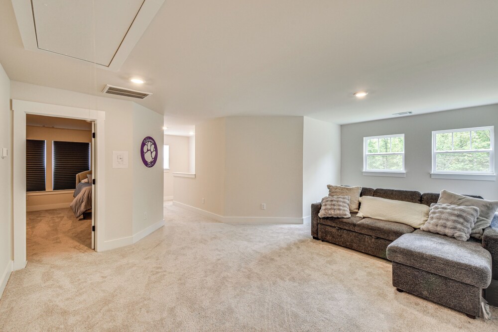 5 Mi to Memorial Stadium & Beach: Modern Townhome