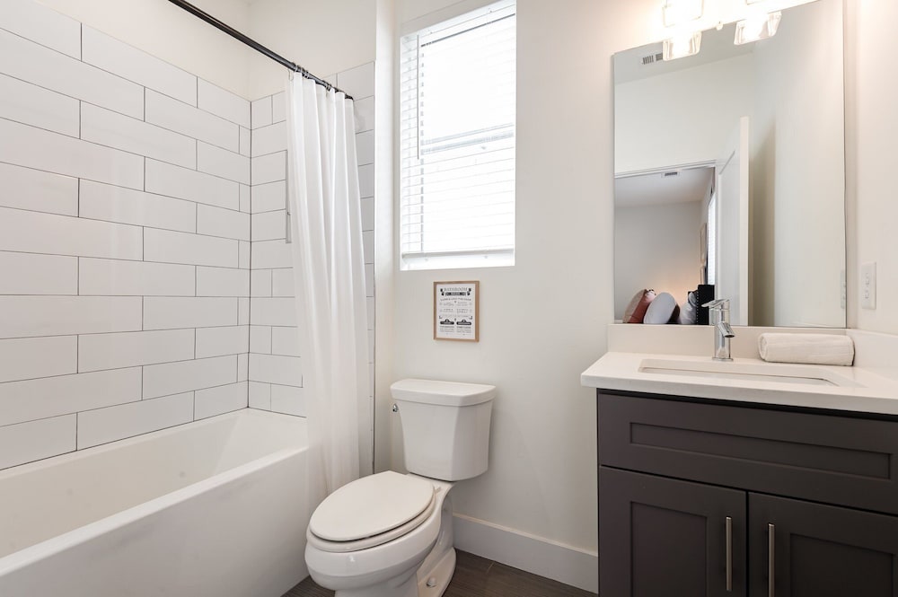 Citrine-private Patio & Balcony-near Germantown