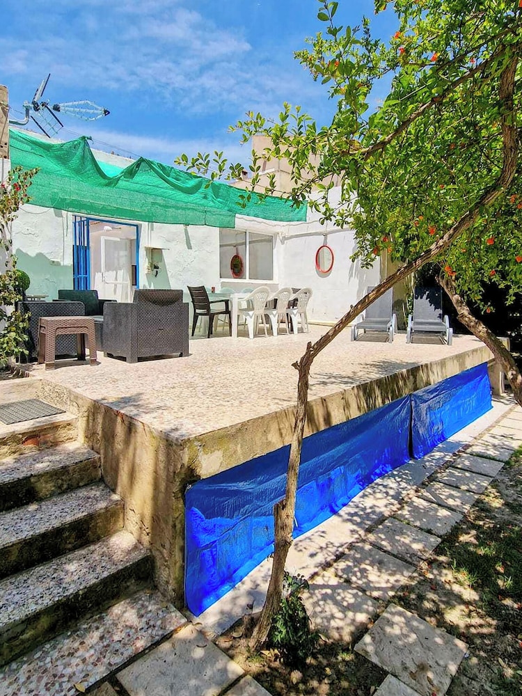 House With Exclusive Pool and Garden 7 min Walk From the Beach and the Center