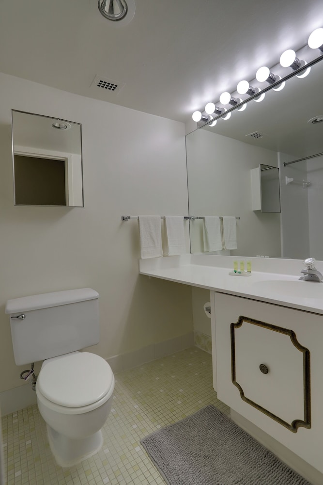 Modern Apt Near Airport & Metro