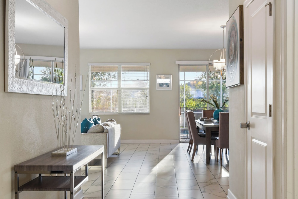 Green View Villa: 6 Beds, Pool & Resort Access