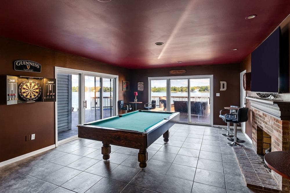 Renovated River Home Hot Tub Sauna Game Room